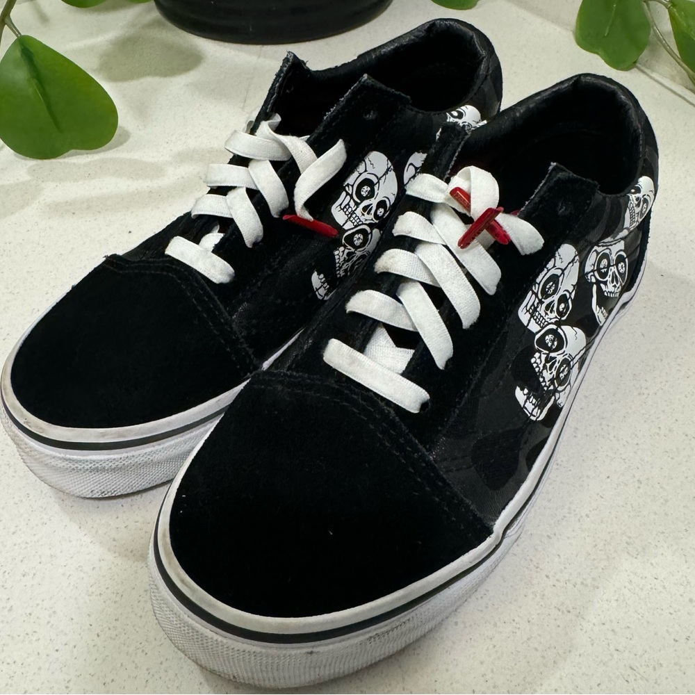 Like new Vans old skool skeletons